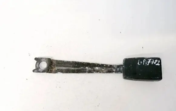 Middle seatbelt buckle (rear)