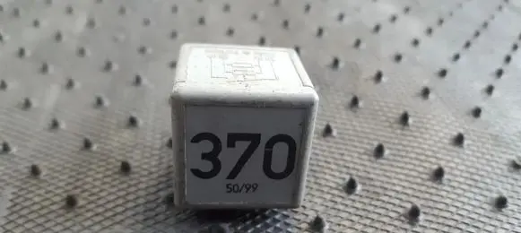 Volkswagen PASSAT B5.5 Other relay 8D0951253 V23134-J52-X300