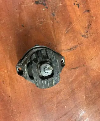 BMW 5 E60 E61 Engine mount bracket 6761091 15934612