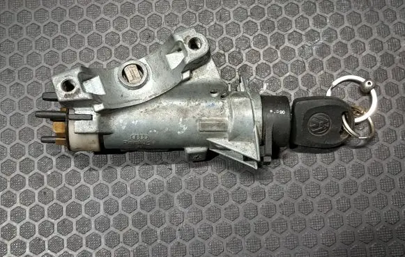 Volkswagen PASSAT B5 Ignition lock 4D0905851E