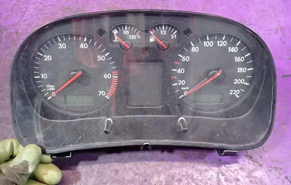 Volkswagen Golf IV Speedometer (instrument cluster) 