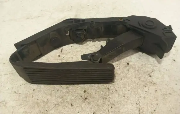 Mercedes-Benz E W211 Accelerator throttle pedal a2113000504