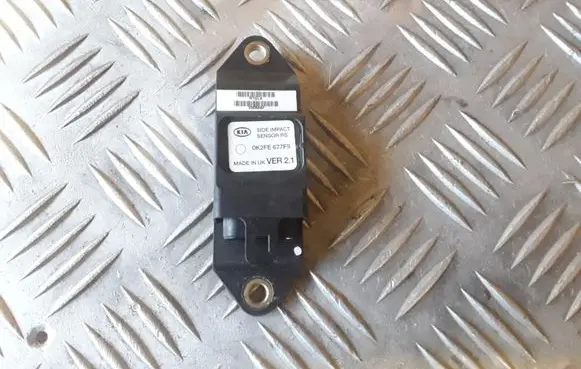 KIA Carens I Airbag deployment crash/impact sensor 0K2FE677F9