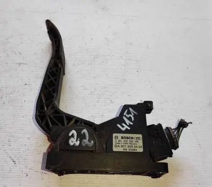 Mercedes-Benz Vito Viano W638 Accelerator throttle pedal A9013000404 0281002335