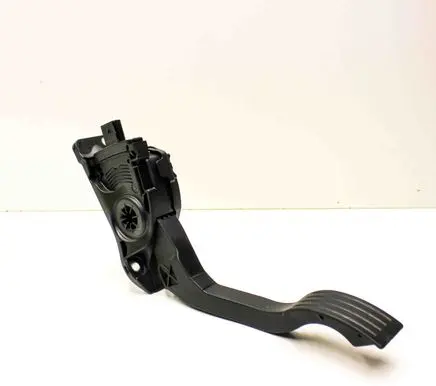 Accelerator throttle pedal