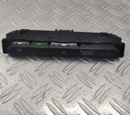 Volkswagen PASSAT B8 Hazard light switch 3G1853770A