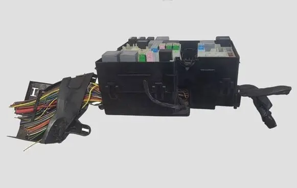 Volvo V40 Fuse module AV6T14A067AD E02345500
