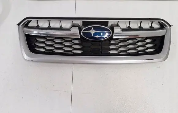 Subaru Impreza IV Front bumper upper radiator grill