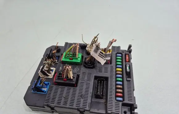 Citroen C4 I Fuse module 9663798480