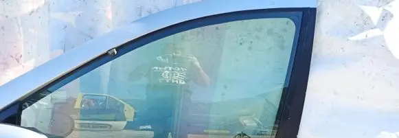 Nissan Almera N16 Front door window glass four-door Sidabrine