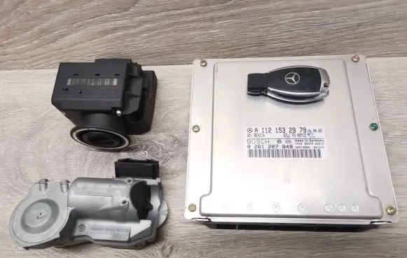 Mercedes-Benz C W203 Engine ECU kit and lock set A1121532979 26RT0000 0261207849