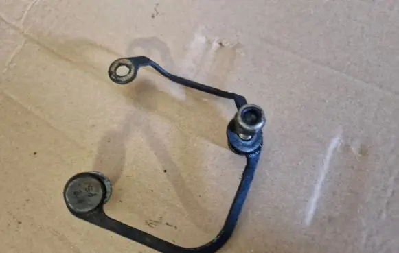Volkswagen Golf II Fuel pump bracket 068130174 068130173B