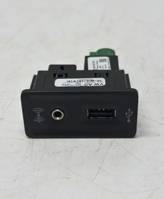 Volkswagen Golf VII AUX in-socket connector 5Q0035724