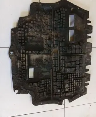 Volkswagen PASSAT B6 Engine splash shield/under tray 3C0825237