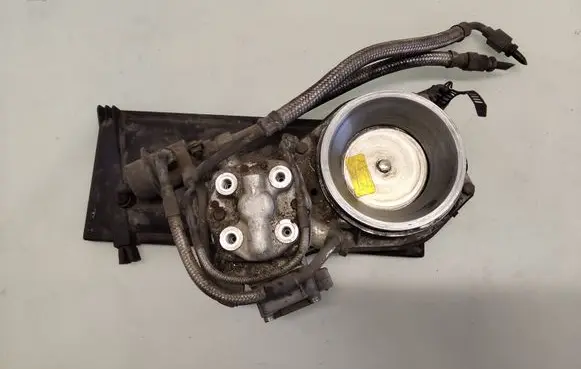 Audi 80 90 B3 Fuel distributor 0438121011 026133353