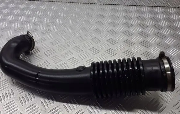 Ford Focus Air intake hose/pipe 4M519A673BB