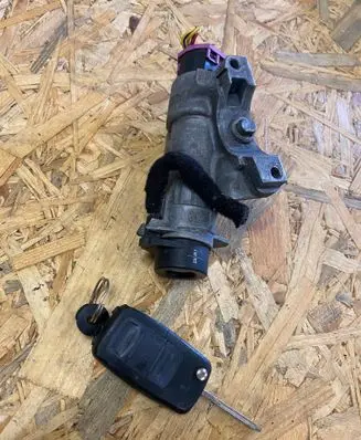 Volkswagen PASSAT B5.5 Ignition lock 4B0905851C