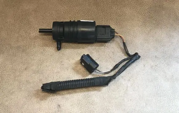 BMW 5 E60 E61 Windscreen/windshield washer pump 7302589