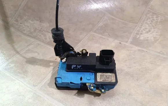 Volvo S60 Front door lock 8650544