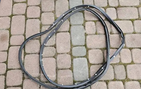 Opel Adam Front door rubber seal 13350526