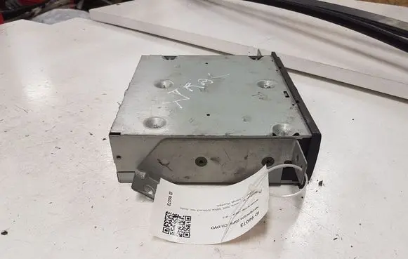Nissan X-Trail T30 Navigation unit CD/DVD player 915ES60A 0818568