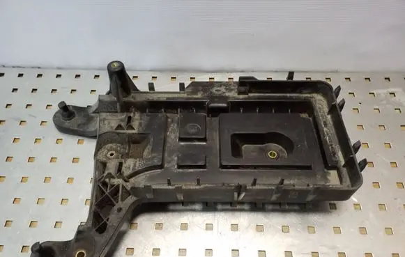 Volkswagen Touran I Battery tray 1K0915333C
