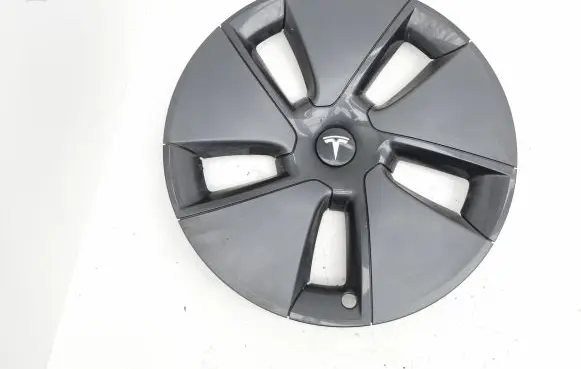 Tesla Model 3 R18 wheel hub/cap/trim 104427100B