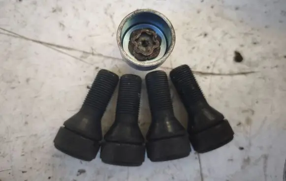 BMW 4 G22 G23 G24 G26 Anti-theft wheel nuts and lock 