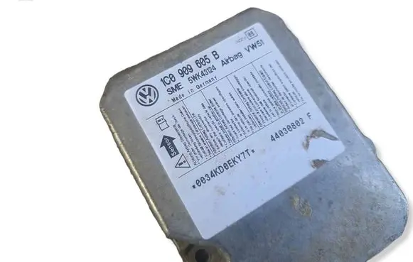 Volkswagen PASSAT B5 Airbag control unit/module 1C0909605B