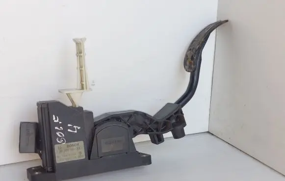 Volkswagen Golf IV Accelerator throttle pedal 1J2721503H
