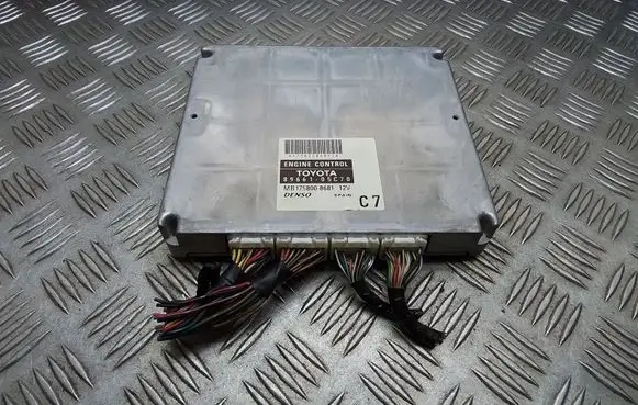 Toyota Avensis T250 Engine control unit/module 8966105C70 MB1758008681