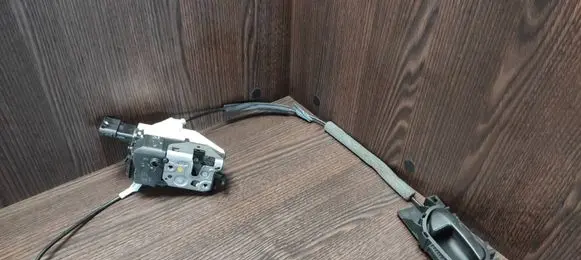 Peugeot Partner Front door lock 828405 96555514ZD