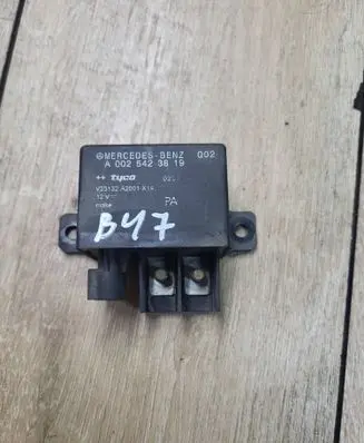 Mercedes-Benz ML W163 Charging relay A0025423819 V23132A2001X14