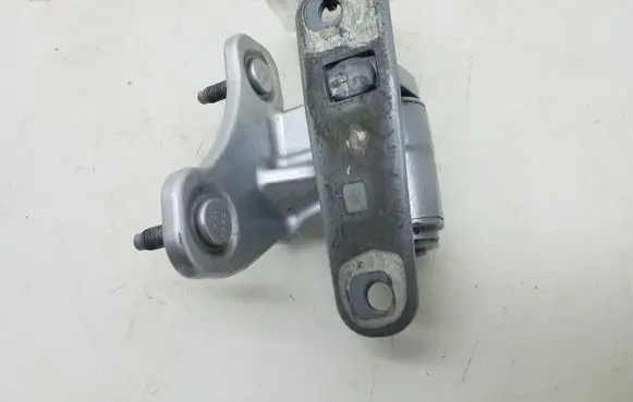 Mercedes-Benz C W204 Front door lower hinge A2047201837