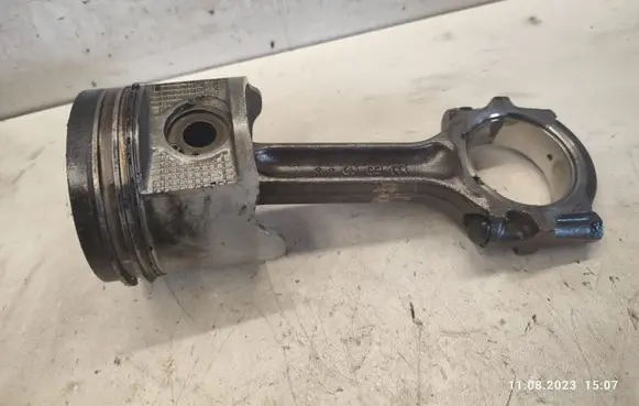 Nissan Navara D22 Piston with connecting rod