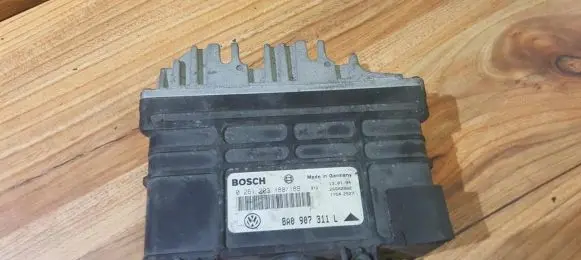 Volkswagen PASSAT B4 Engine control unit/module 8A0907311L 0261203188