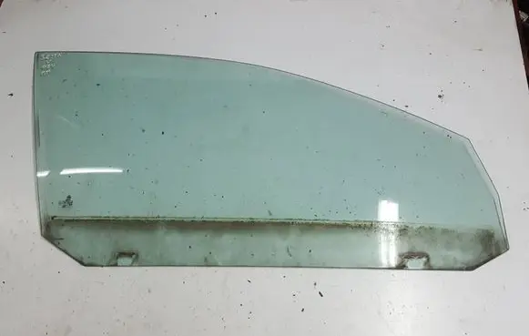 Volkswagen Jetta V Front door window glass four-door 
