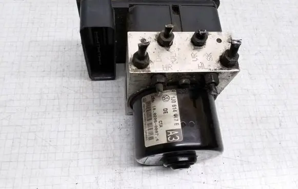 Volkswagen Golf IV ABS Pump 1C0907379C 10096003113 1J0614117E
