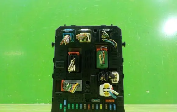 Peugeot RCZ Fuse box set 966689538001 BEZPIECZNIKOW