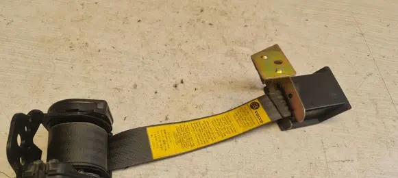 Middle seatbelt (rear)