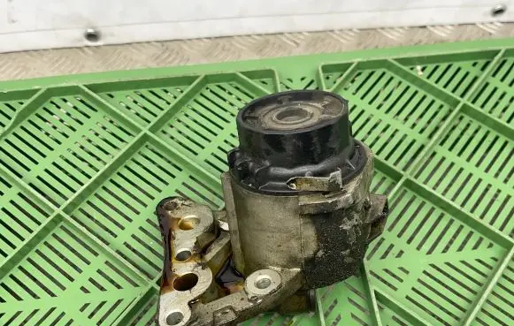 Lexus CT 200H Oil filter cover 