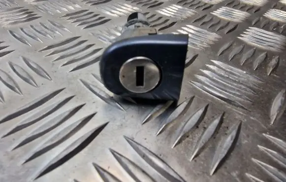 Skoda Octavia Mk2 (1Z) Front door lock (next to the handle) 1Z0837167D