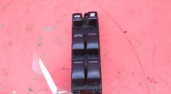 Nissan Primera Electric window control switch 25401-AV640