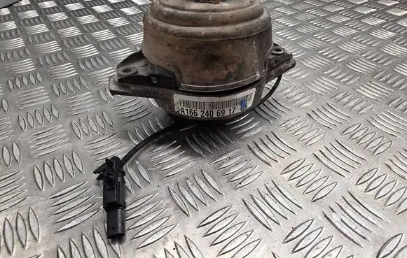 Mercedes-Benz ML W166 Engine mount bracket A1662406917