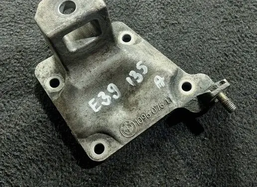 BMW 5 E39 Engine mounting bracket 109607611