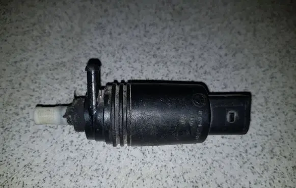 BMW 5 E39 Windscreen/windshield washer pump 67128377612