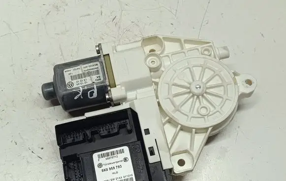 Volkswagen Tiguan Front door window regulator motor 5K0959793 05075712