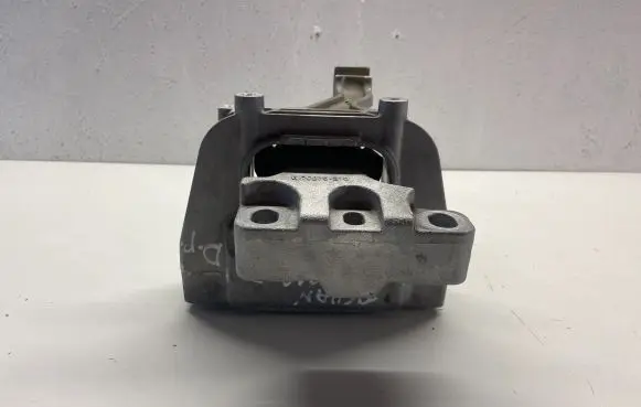 Volkswagen Tiguan Engine mount bracket 3Q0199262E 02032018 X44TAEG728902