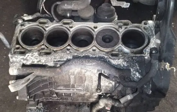 Volvo V50 Engine block 30677368
