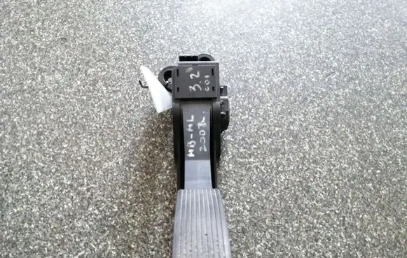 Mercedes-Benz ML W164 Accelerator throttle pedal 1643000004
